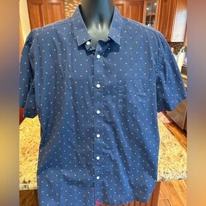 UNTUCKit men’s short sleeve button front shirt. Sharp Navy Blue with Red Pattern
